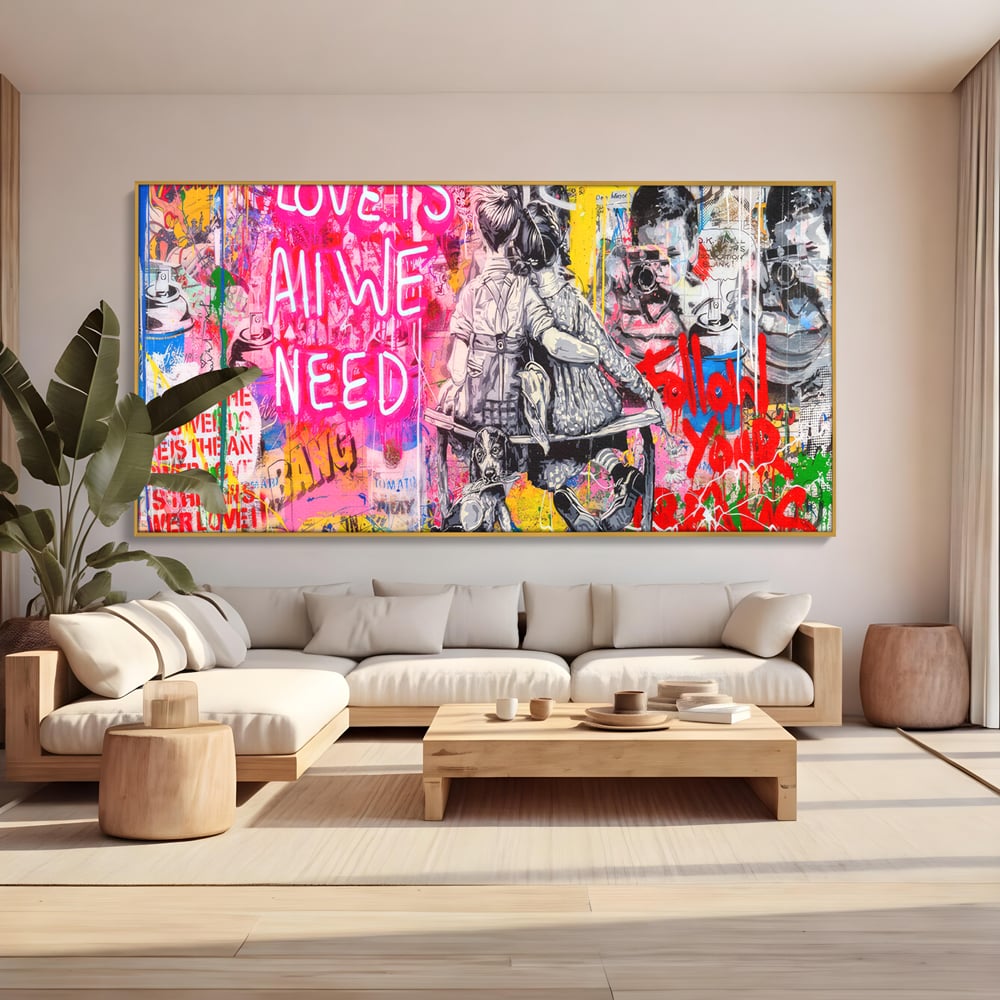 Tablou canvas cu tablou canvas cu graffiti si cuplu pe banca, in rama de aluminiu auriu, pe perete intr-un living